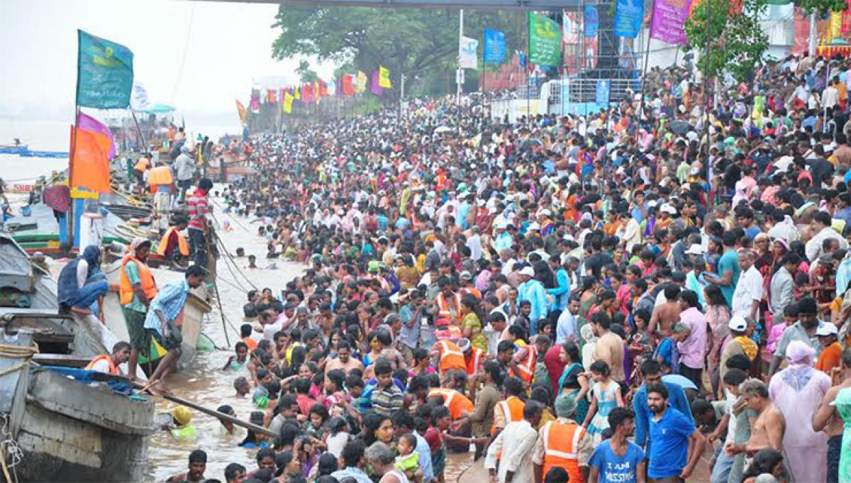 Lakhs take holy dip, braving heavy rain